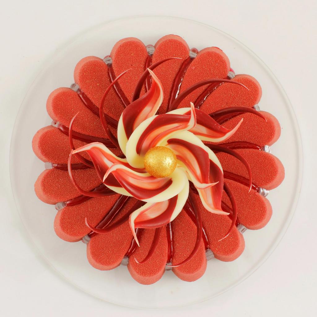 roodfruit taart met rode chocolade bloem 