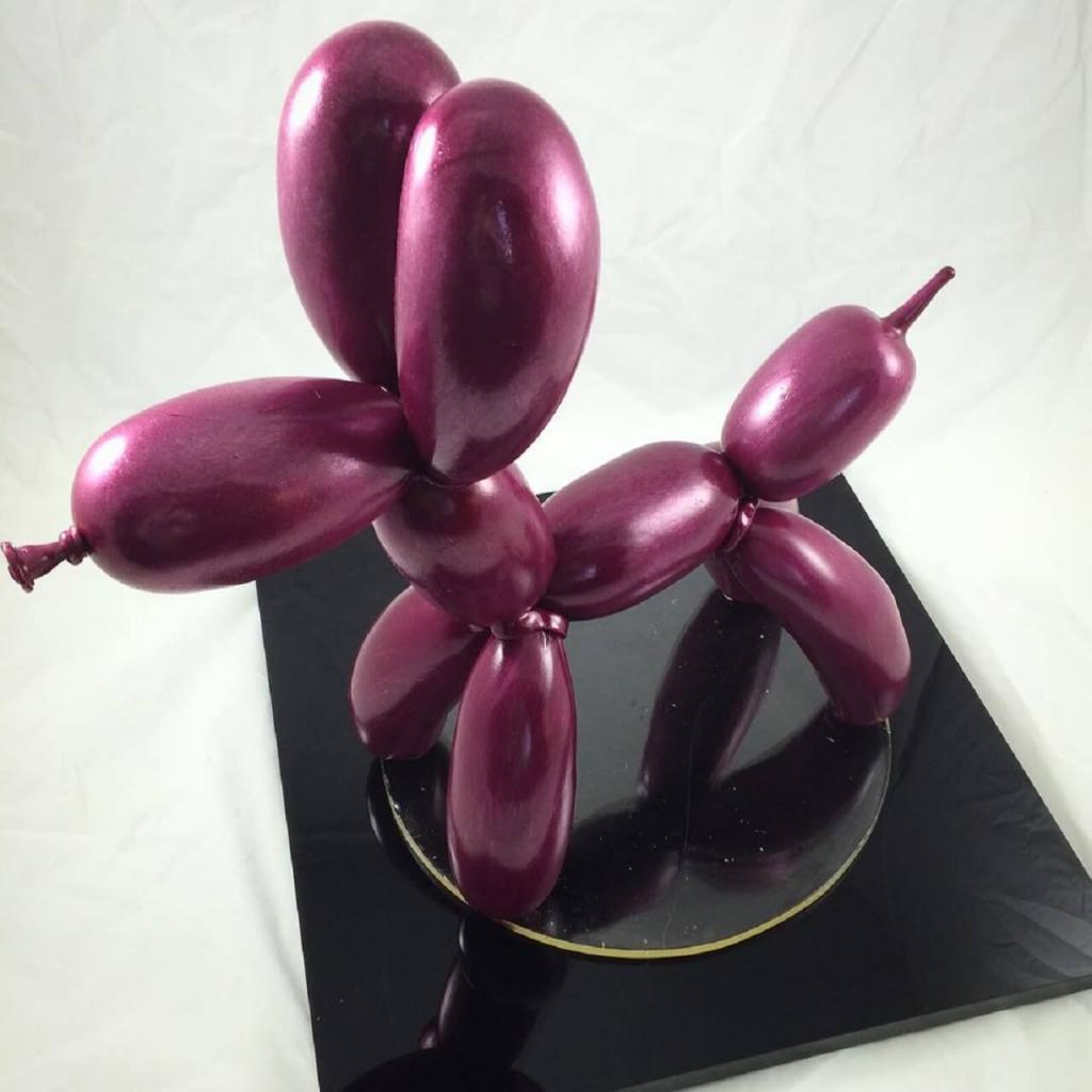Een eetbare versie van de Balloon Dog van Jeff Koons volledig gemaakt van suikerwerk.